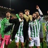 Los jugadores del Betis celebran en Florencia su pase a la final de la Conference