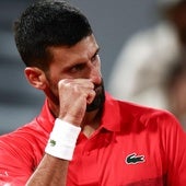 Djokovic se agiganta ante Zverev en la noche parisina y acepta el desafío de Sinner