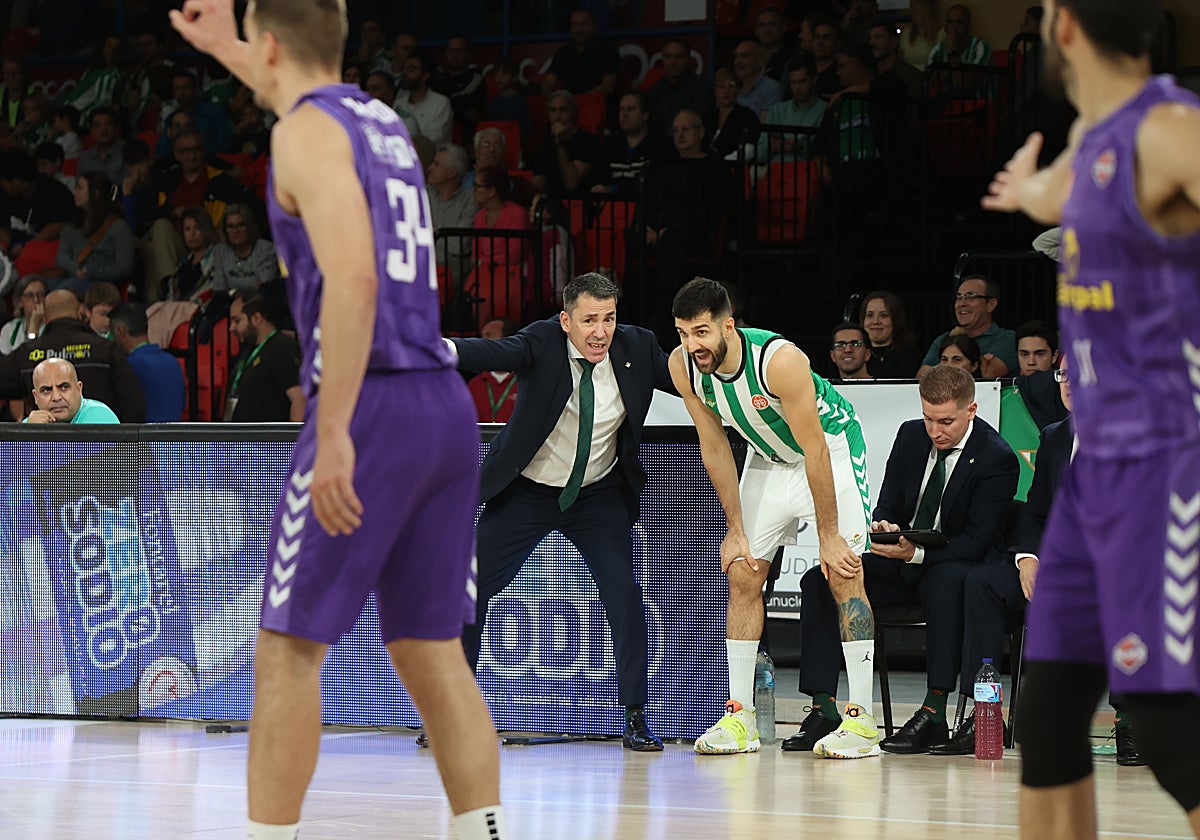 Gonzalo García de Vitoria, dándole instrucciones a Cvetkovic en el transcurso de un partido en San Pablo