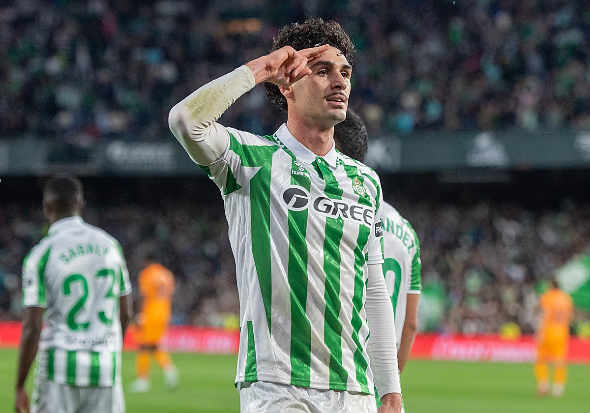 Johnny Cardoso celebra un gol con el Betis.