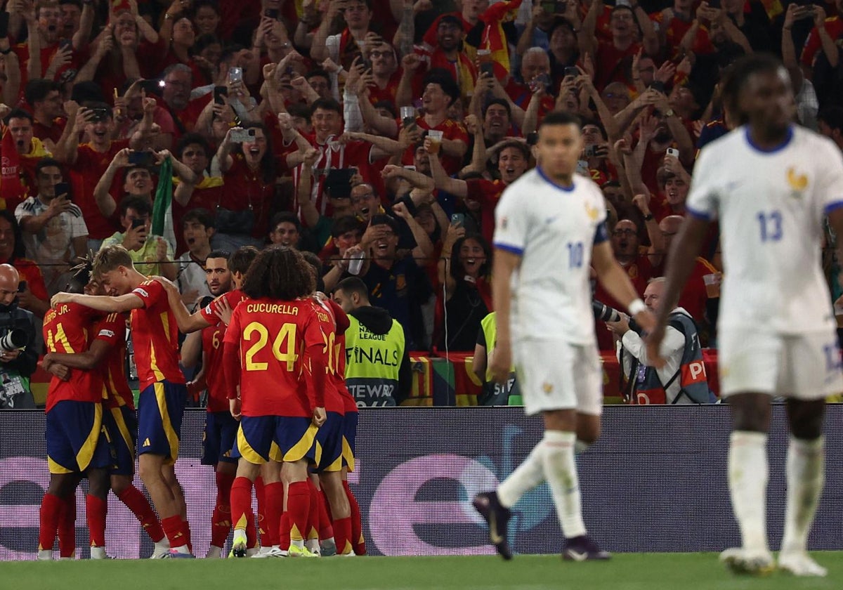 Los jugadores españoles celebran el cuarto gol