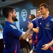 Isco y Fabián se saludan tras la llegada del palaciego a la concentración de España para disputar la Nations League