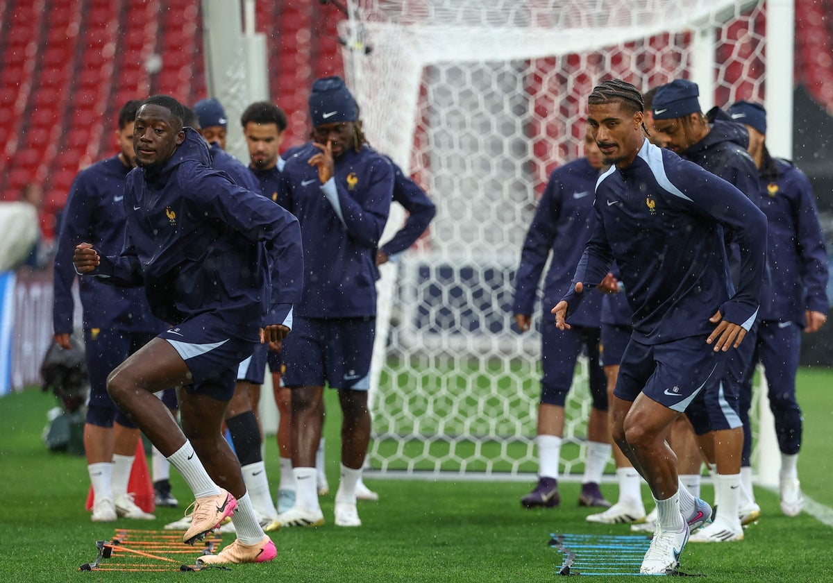 Loïc Badé entrena con la absoluta de Francia