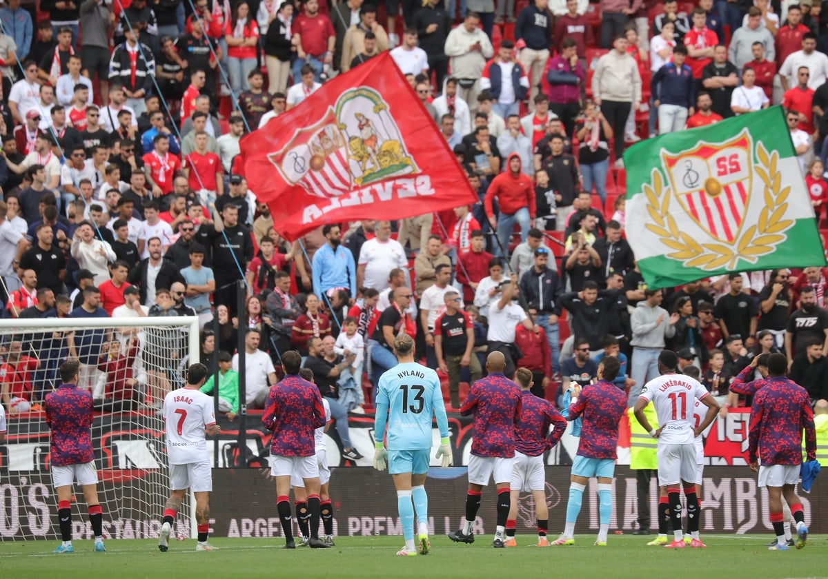 Los jugadores del Sevilla, ante la grada de Gol Norte