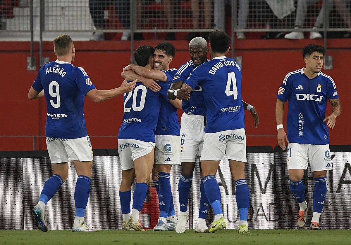 Los jugadores del Oviedo celebran el primer gol de Nacho Vidal