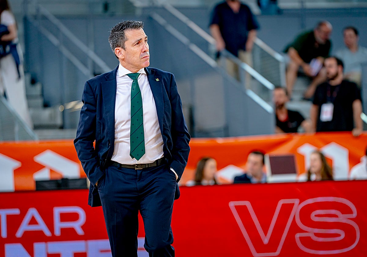 Gonzalo García de Vitoria, aparentemente tranquilo en el transcurso del Movistar Estudiantes - Betis Baloncesto