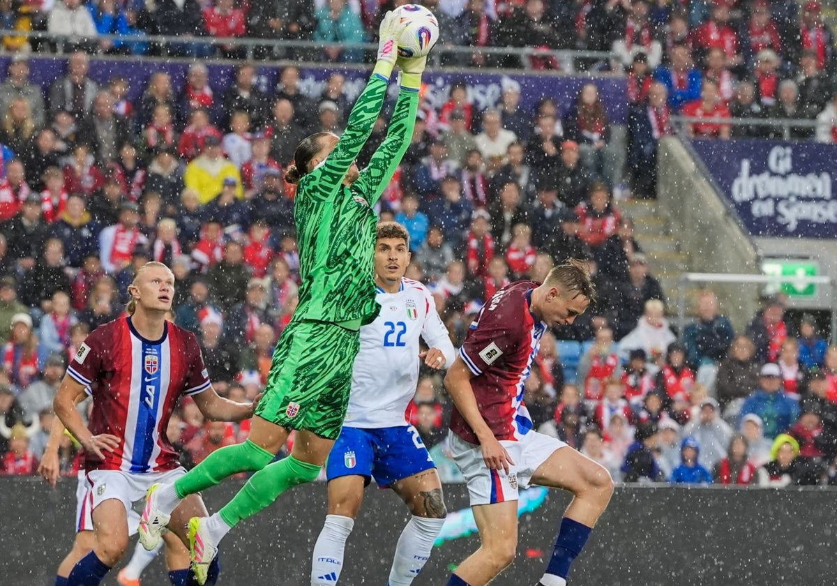 Nyland atrapa un balón aéreo durante el Noruega - Italia disputado este viernes
