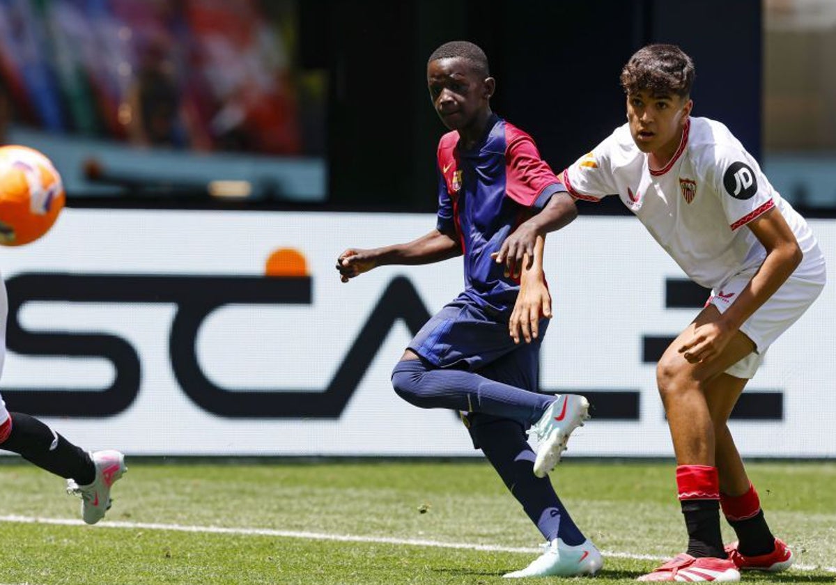 Lance del Sevilla - Barcelona de la fase de grupos de LaLiga Futures que se disputa en Villarreal