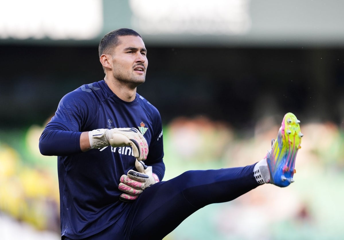Fran Vieites, durante el calentamiento del Betis en un partido de esta temporada