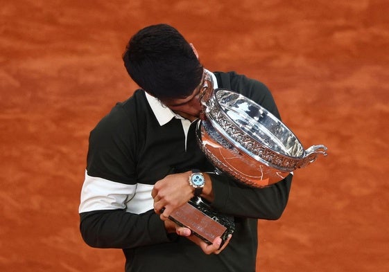 Carlos Alcaraz, inexpugnable campeón en Roland Garros con una gesta histórica
