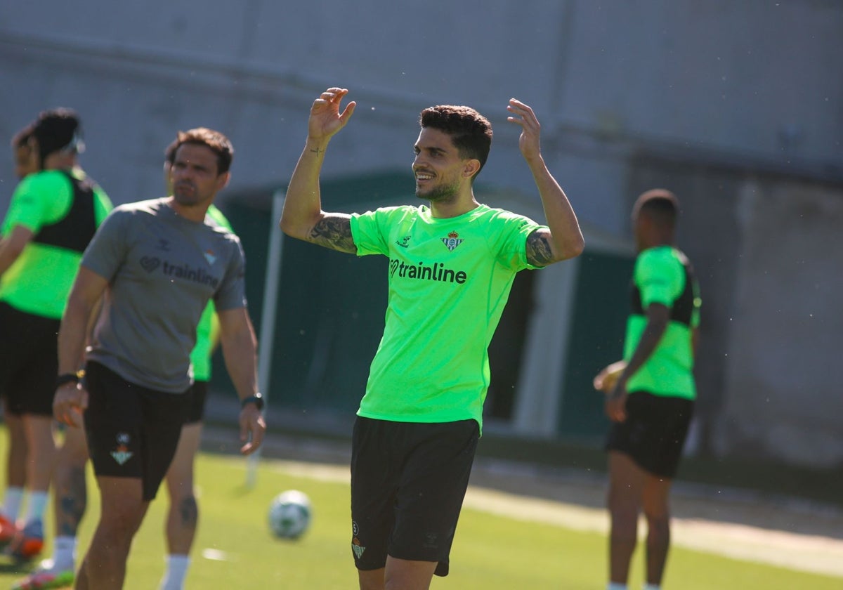 Bartra, durante un entrenamiento del Betis