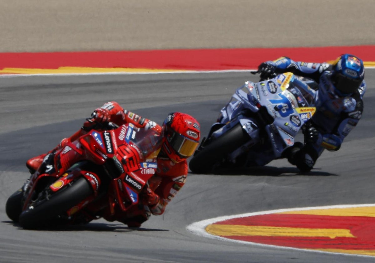Marc Márquez lidera la carrera seguido por su hermano Álex