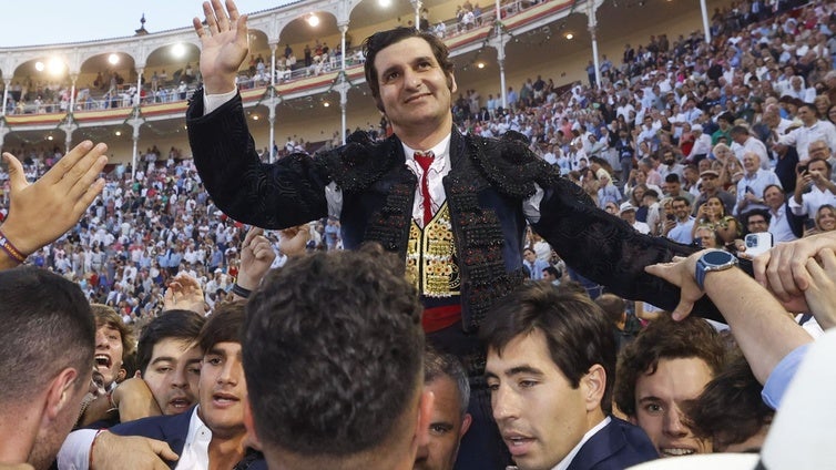 De Morante a Morante: el canterano del Betis saca a hombros a su padre tras el triunfo en Las Ventas