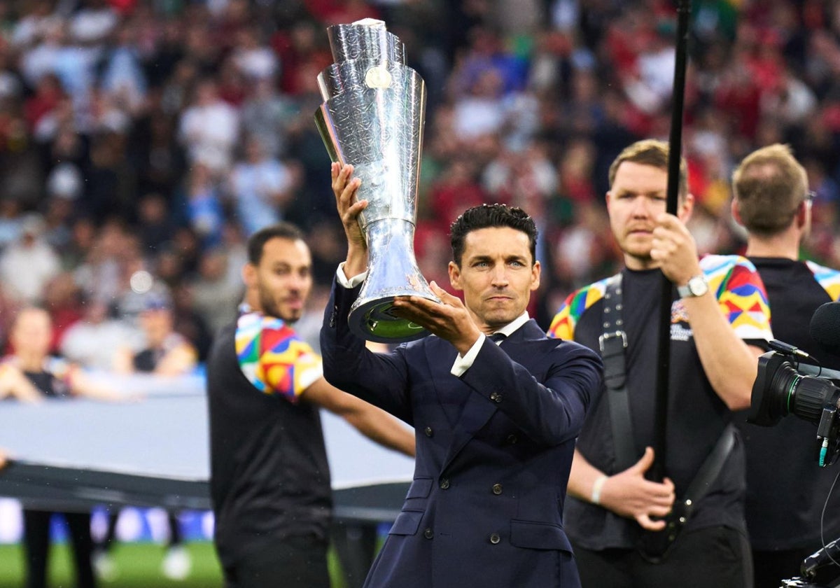 Jesús Navas, con el trofeo de la Nations League al césped del Allianz Arena de Múnich antes de la final