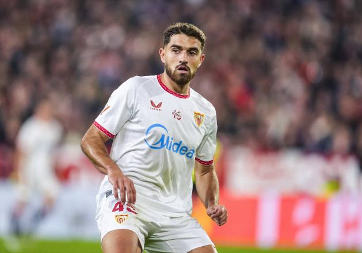 Álvaro García Pascual con la camiseta del Sevilla FC