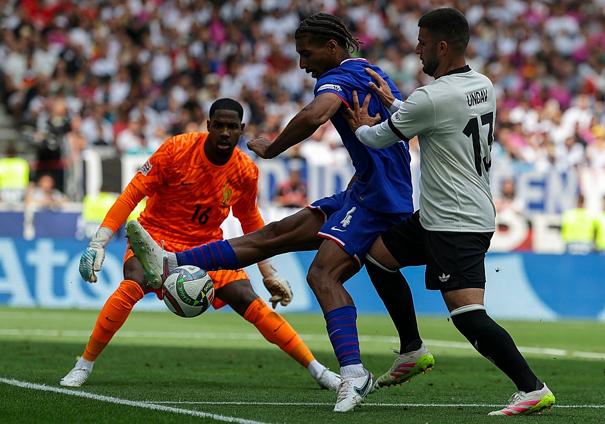 Badé despeja un balón ante Undav en el Francia - Alemania