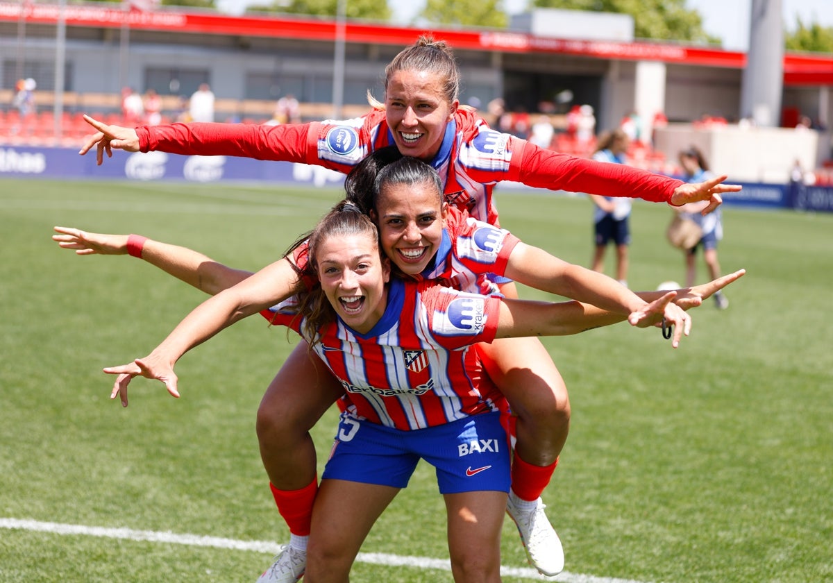 Las jugadoras del Atlético celebran un triunfo en el centro Deportivo de Alcalá de Henares