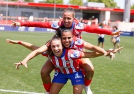 Las jugadoras del Atlético celebran un triunfo en el centro Deportivo de Alcalá de Henares