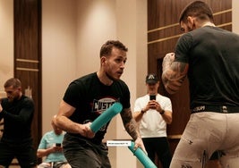 Javi Climent trabaja con Ilia Topuria la técnica