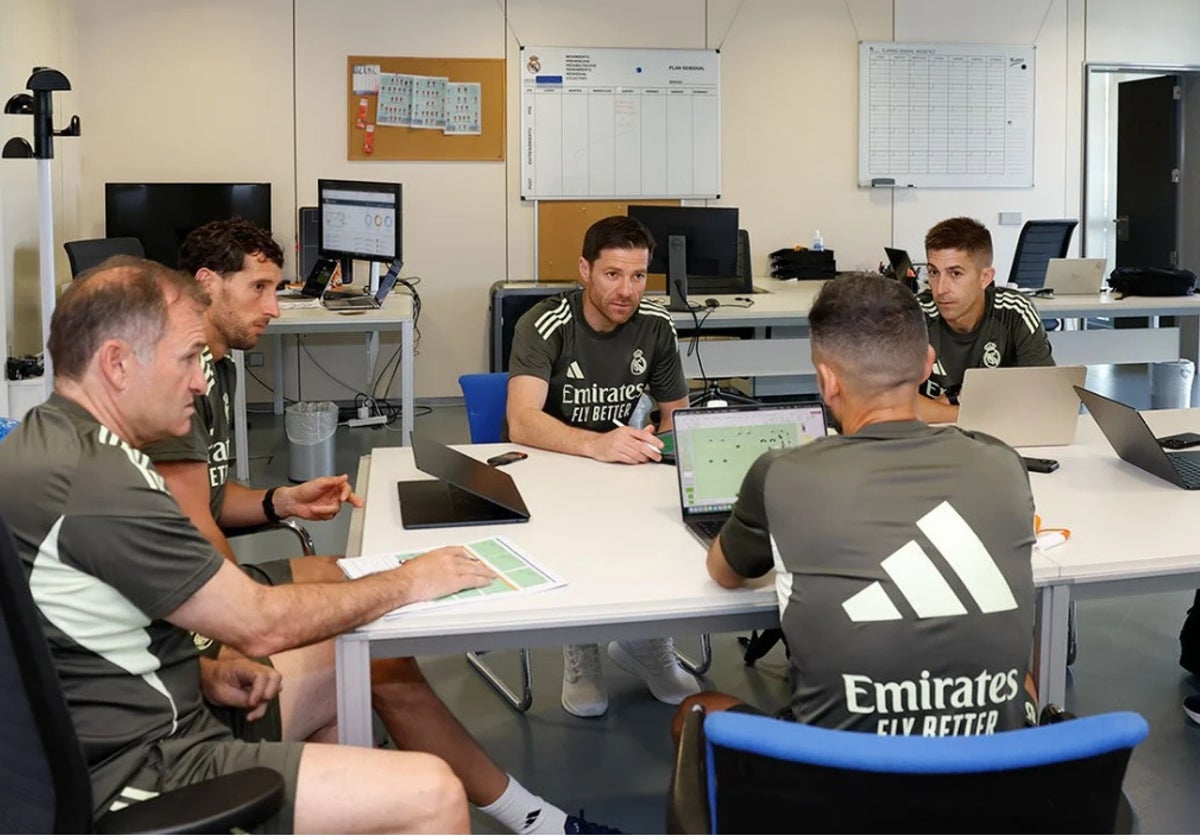 Xabi Alonso, junto a su staff en su primer día de trabajo en Valdebebas
