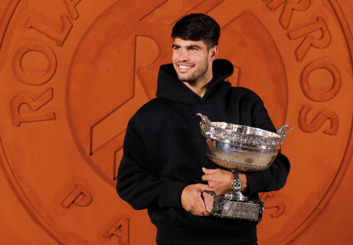 Carlos Alcaraz, con su trofeo de Roland Garros