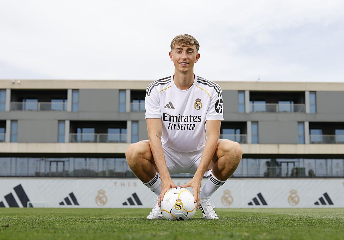 Huijsen, ya con la camiseta del Madrid