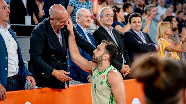 Benite y Pedro Fernández, dándose la mutua enhorabuena tras la final en Madrid