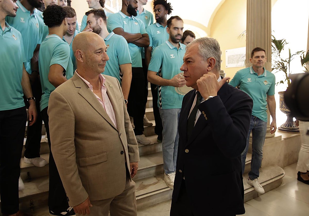José Luis Sanz, dialogando con Pedro Fernández en la recepción del club al Ayuntamiento