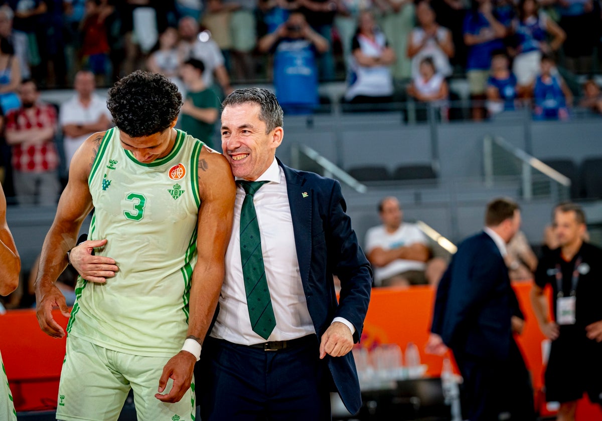 Mark Hughes y Gonzalo García de Vitoria, felices tras la conquista del ascenso a la ACB
