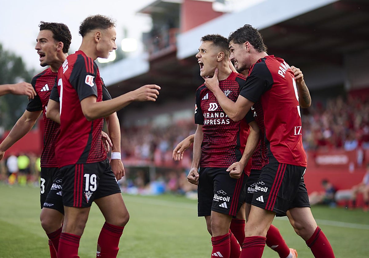 Izeta y sus compañeros celebran el primer gol del Mirandés
