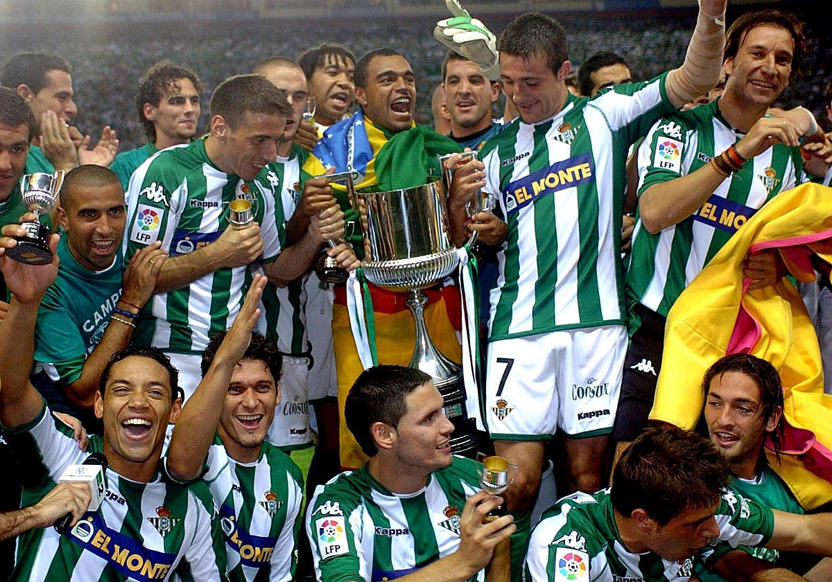 Los jugadores del Betis celebran la Copa del Rey ganada al Osasuna en 2005 en el Vicente Calderón de Madrid