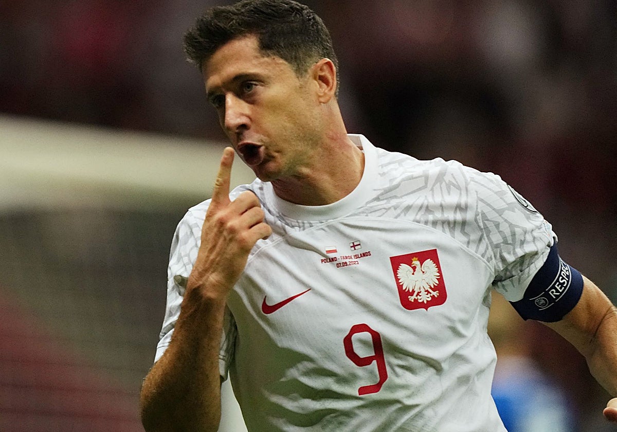 Lewandowski celebra un gol con Polonia