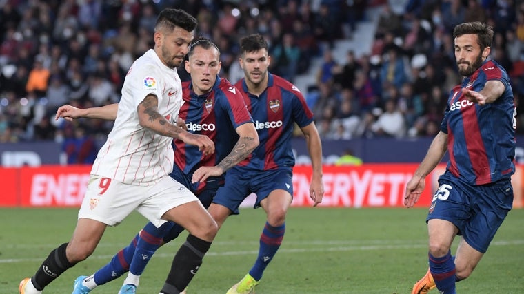 Tecatito Corona en un partido con el Sevilla FC
