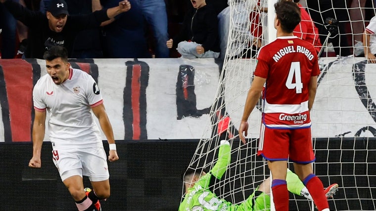 Acuña celebra un gol con la camiseta del Sevilla FC