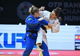 Laura Martínez, de azul, en su combate por el bronce