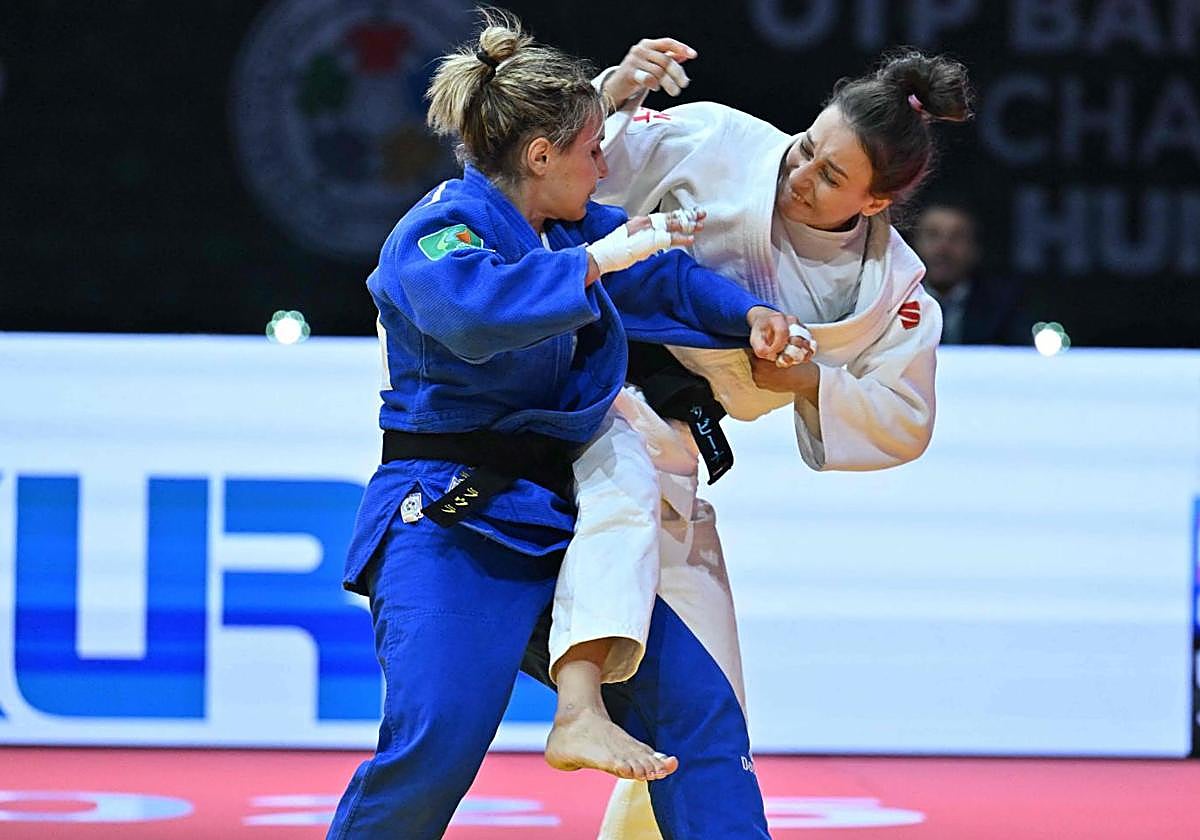 Laura Martínez, de azul, en su combate por el bronce