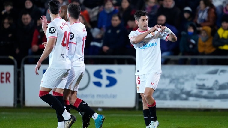 Montiel anota un gol en su etapa como jugador del Sevilla FC