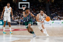 Campazzo, ante Taylor, durante el partido