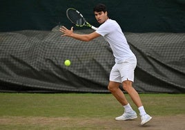 Carlos Alcaraz, en un entrenamiento en Wimbledon en 2024
