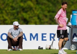 Beckham, sentado con gorra, y Messi, en el último entrenamiento del Inter de Miami