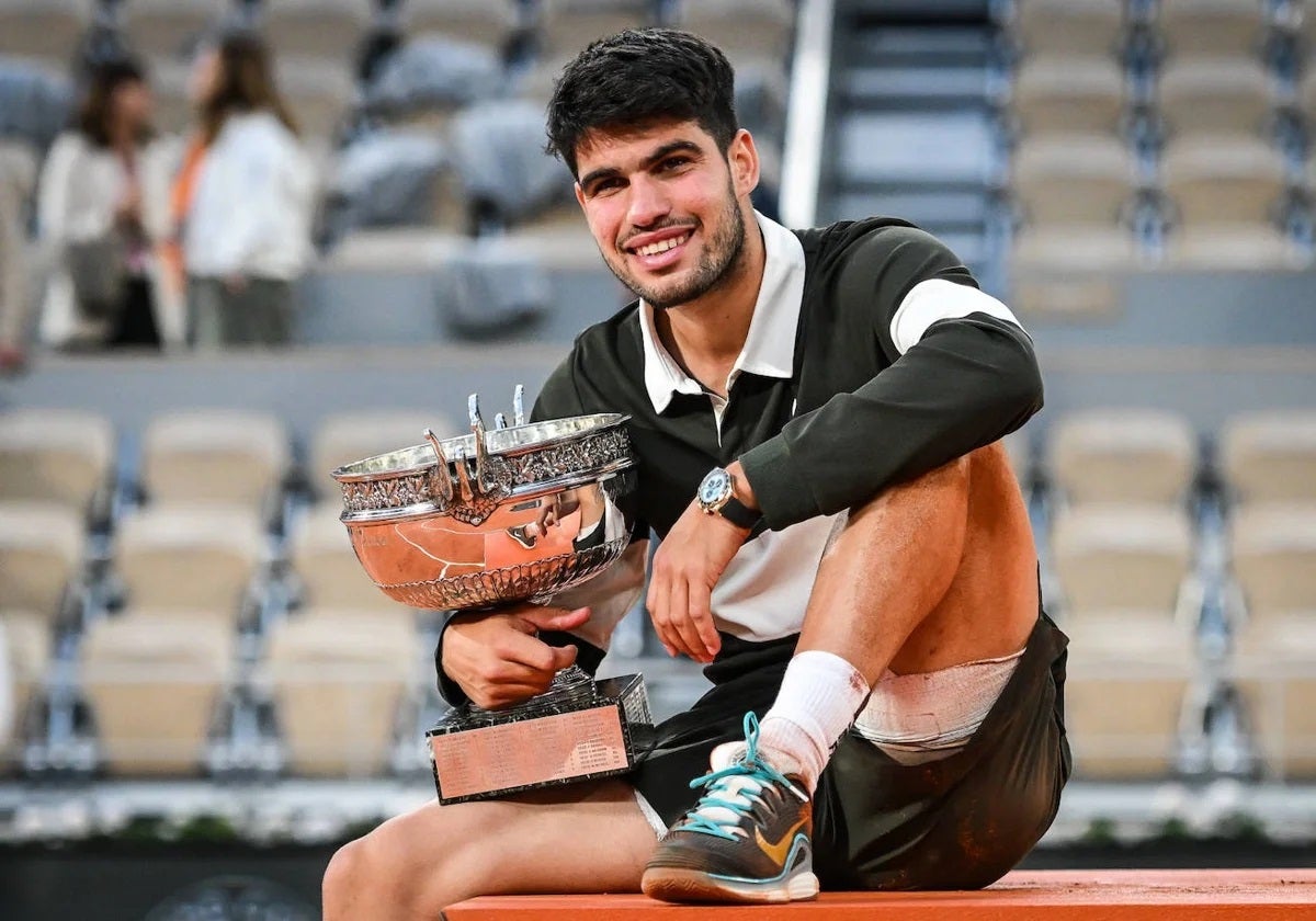 Carlos Alcaraz, con su título de Roland Garros cosechado en Paris