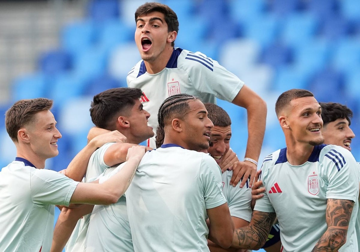 Juanlu se divierte con alguno de sus compañeros de la selección española sub 21 en uno de los entrenamientos previos al Europeo sub 21