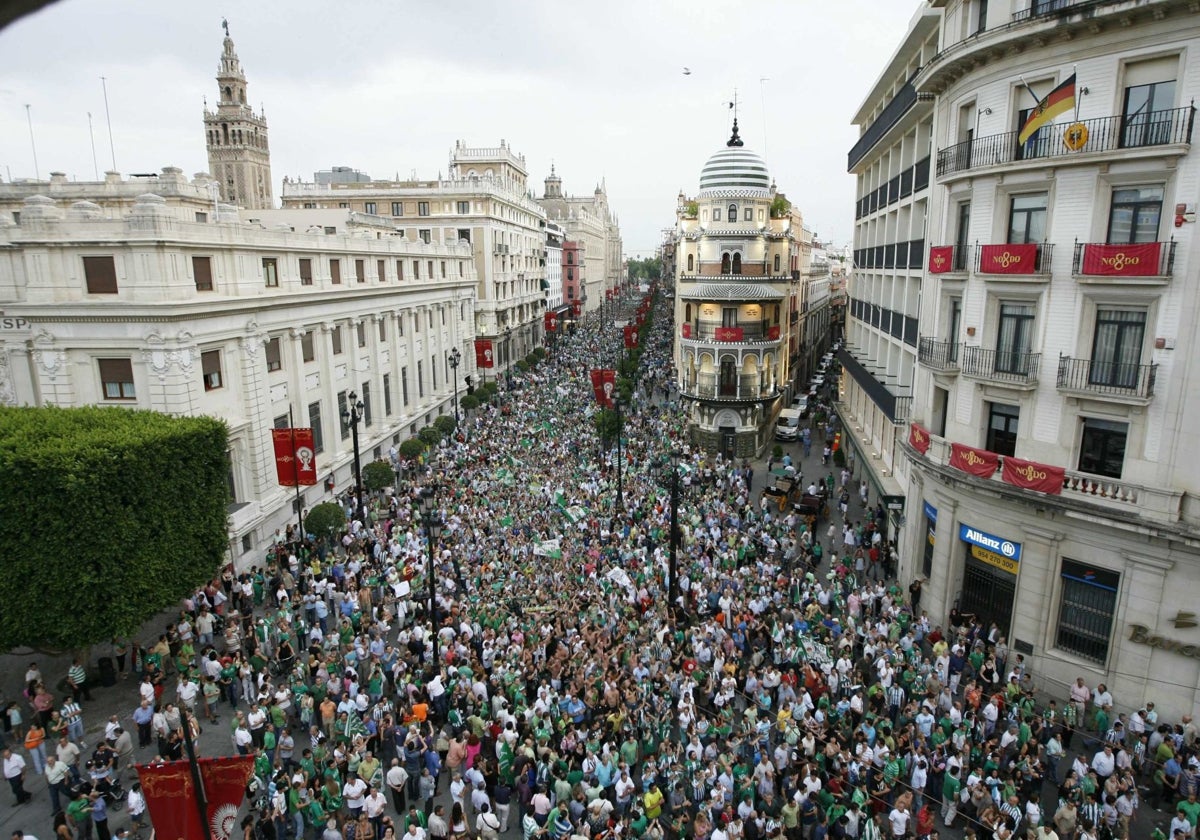 Miles de béticos se echaron a las calles del Centro, como en esta imagen en la avenida de la Constitución