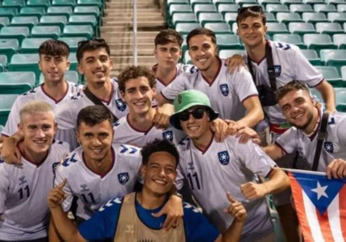 Los jugadores del Sevilla Atlético celebran el gol de Antonetti con Puerto Rico
