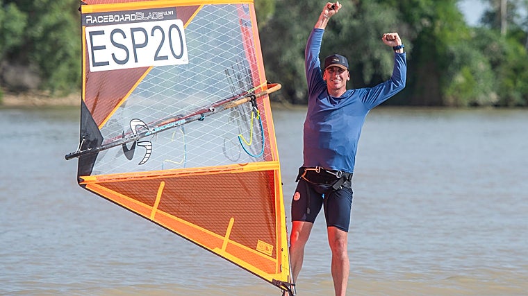 Borja Carracedo, celebrando la victoria en el Memorial que rinde homenaje a su padre