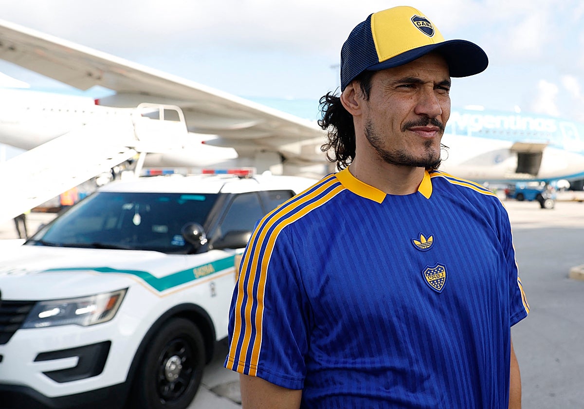 El uruguayo Cavani, a su llegada a Miami, donde el Boca Junior debuta este lunes frente al Benfica