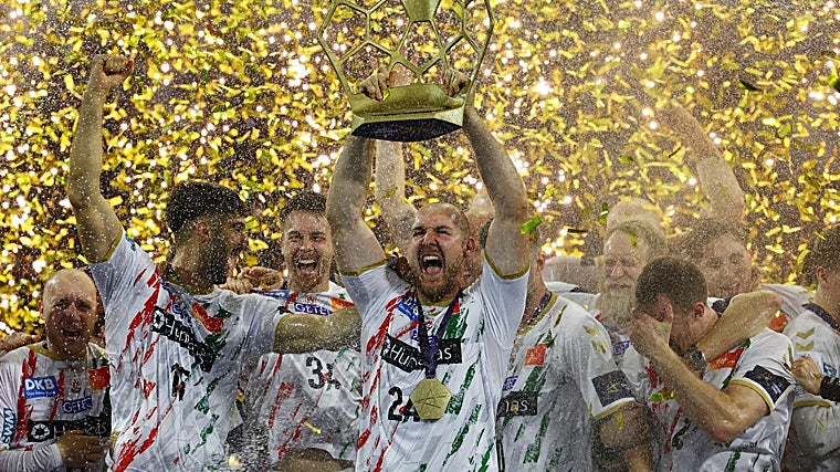 Christian O'Sullivan levanta el trofeo de campeón de la Champions League, con Antonio Serradilla a su izquierda