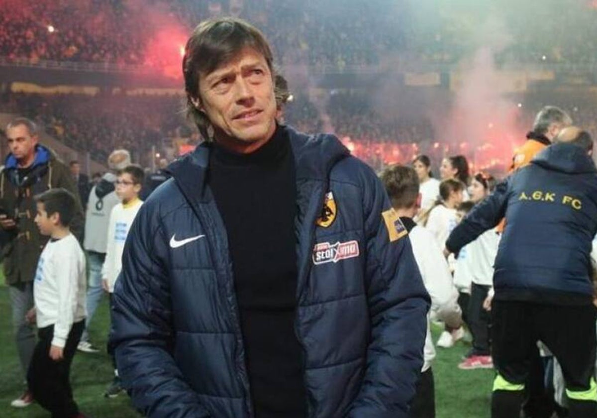 Almeyda celebró en su primera temporada en el AEK la consecución de la Superliga de Grecia y la Copa helena