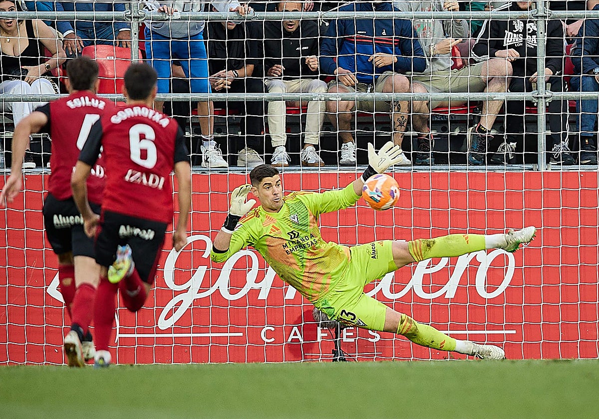 Raúl Fernández bloca el lanzamiento de penalti tirado por Colombatto