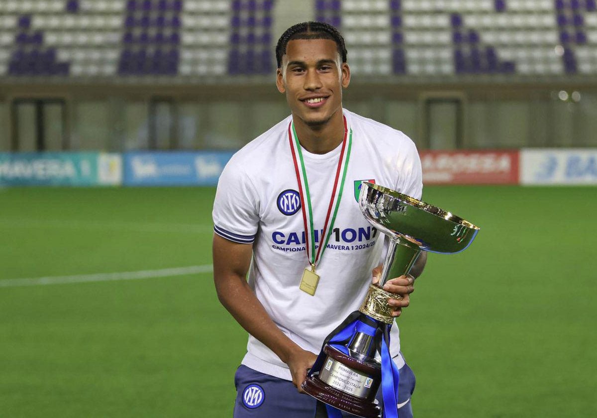 Álex Pérez posa con el trofeo del campeonato de Primavera con el filial del Inter